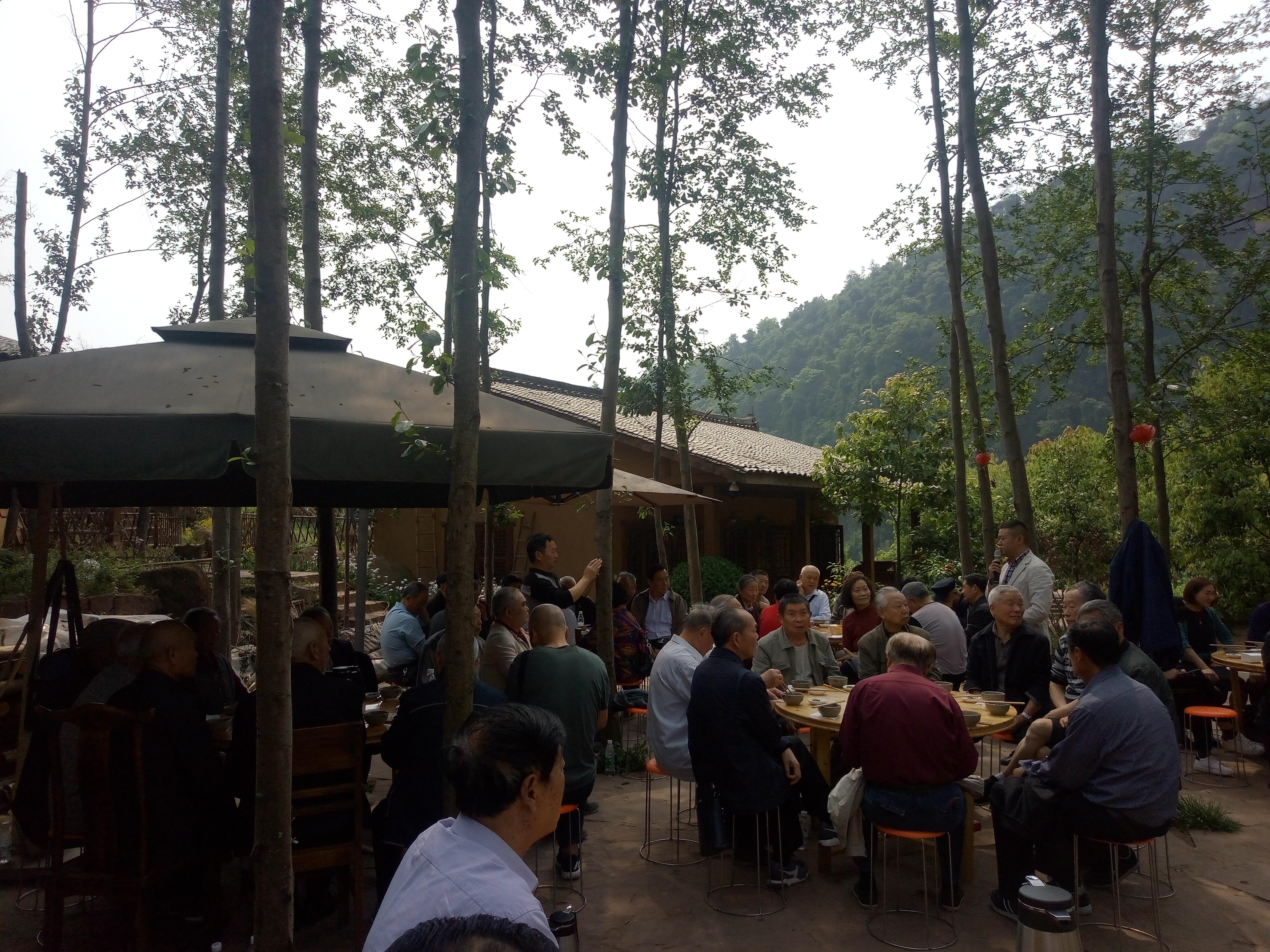 顺龙乡党委书记向离退休干部介绍幸福古村