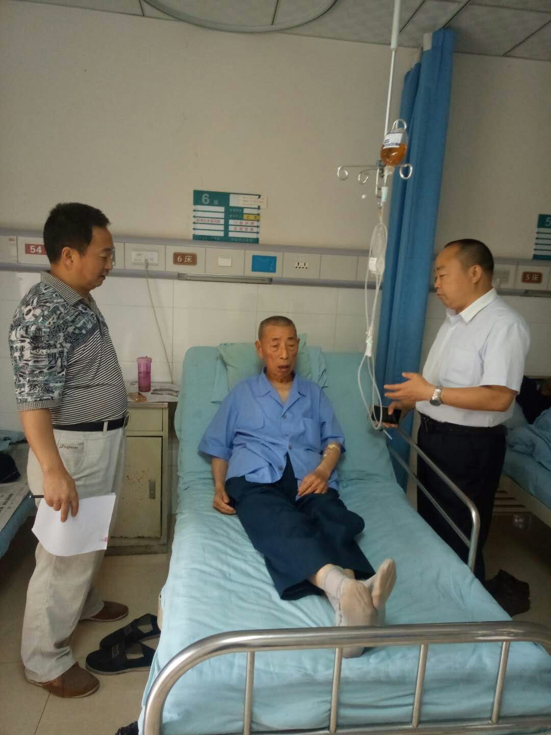 看望生病住院的离退休干部