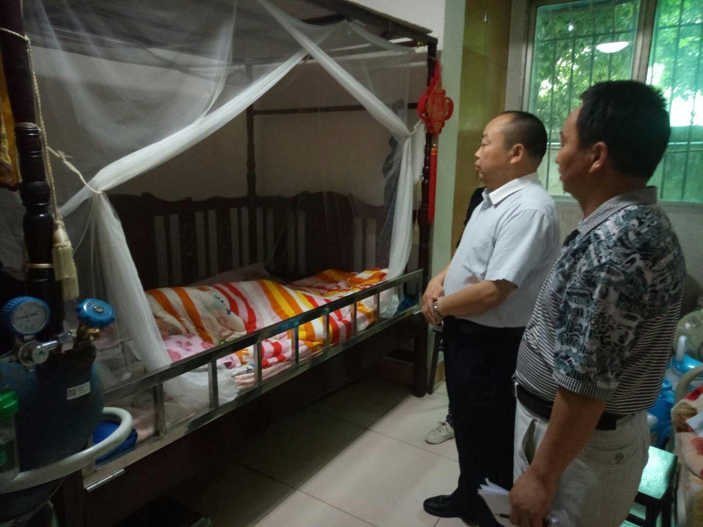 看望生病住院的离退休干部